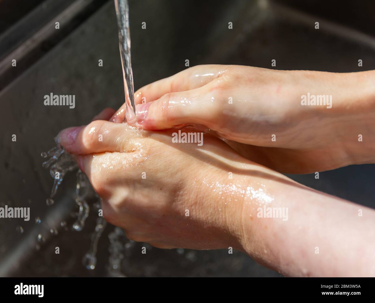 Frau, die Hände mit Seife waschen, um Keime, Bakterien und Coronavirus-Infektionen zu vermeiden Stockfoto