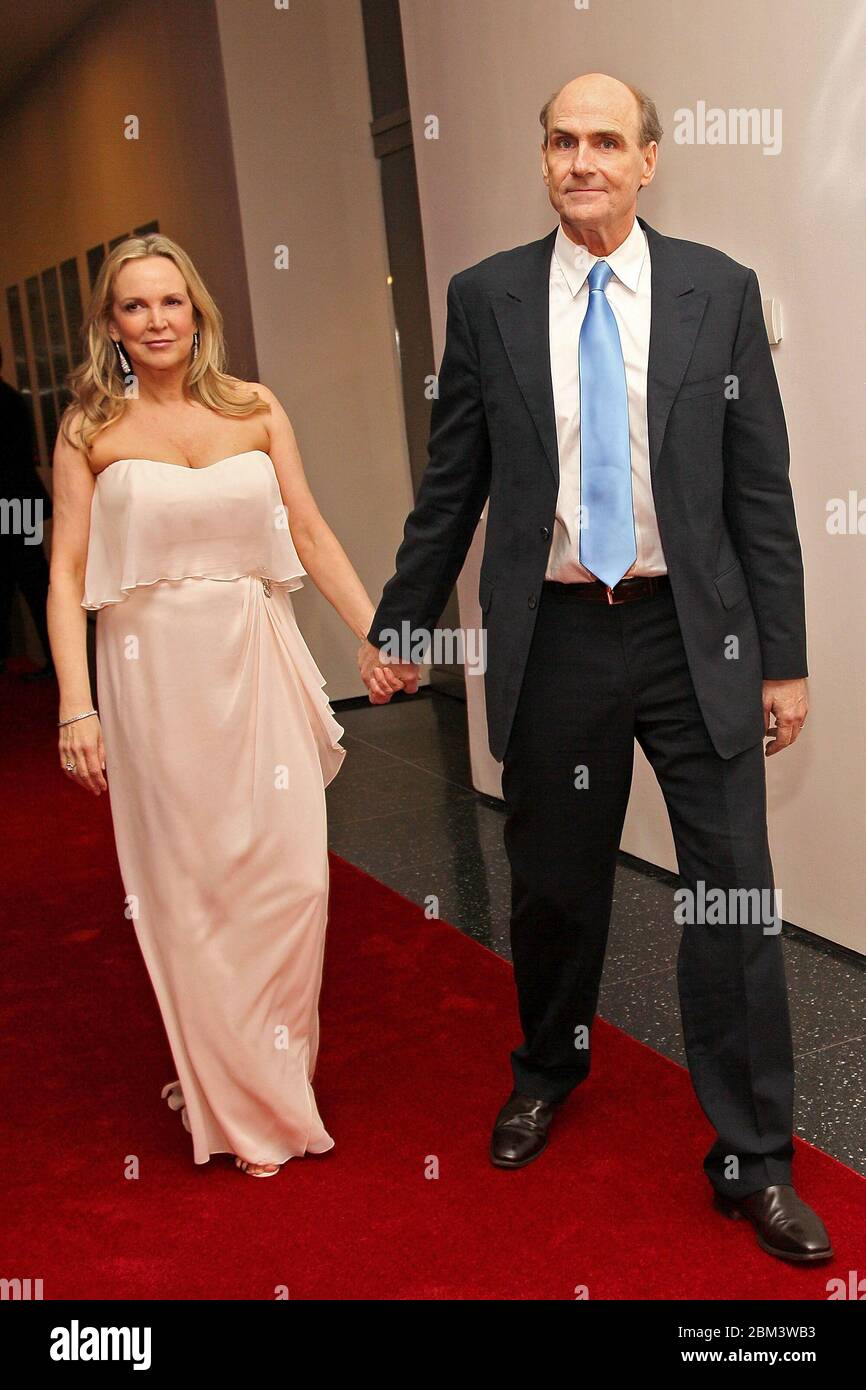 New York, NY, USA. 12 April 2011. James Taylor (R) und seine Frau