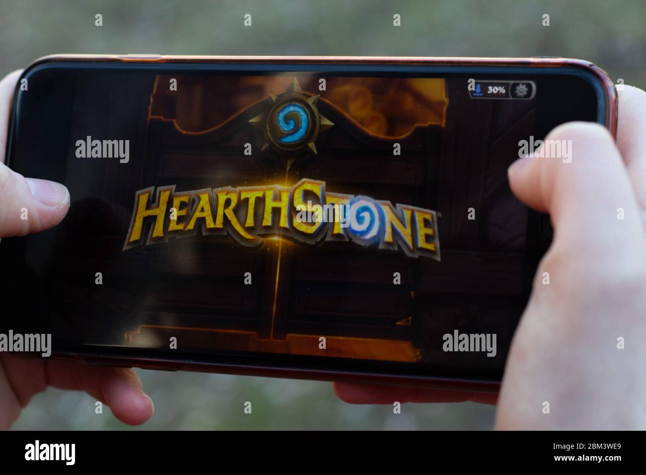New York, USA - 1. Mai 2020: Hearthstone Spiel App Logo Nahaufnahme auf dem Handy-Bildschirm, illustrative Editorial Stockfoto