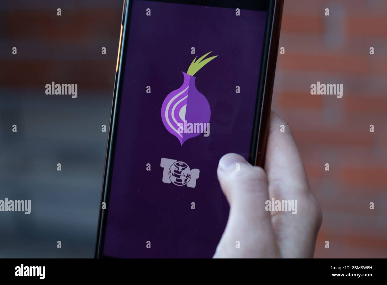 New York, USA - 1. Mai 2020: Tor Onion Browser App Logo Nahaufnahme auf dem Handy-Bildschirm, illustrative Editorial Stockfoto