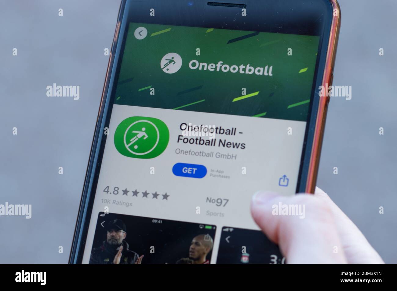 New York, USA - 1. Mai 2020: Onefootball Football News App-Logo Nahaufnahme auf dem Handy-Bildschirm, illustrative Editorial Stockfoto