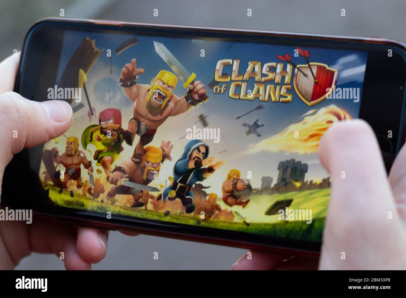 New York, USA - 1. Mai 2020: Clash of Clans Spiel Mobile App Logo Nahaufnahme auf dem Handy-Bildschirm, illustrative Editorial Stockfoto