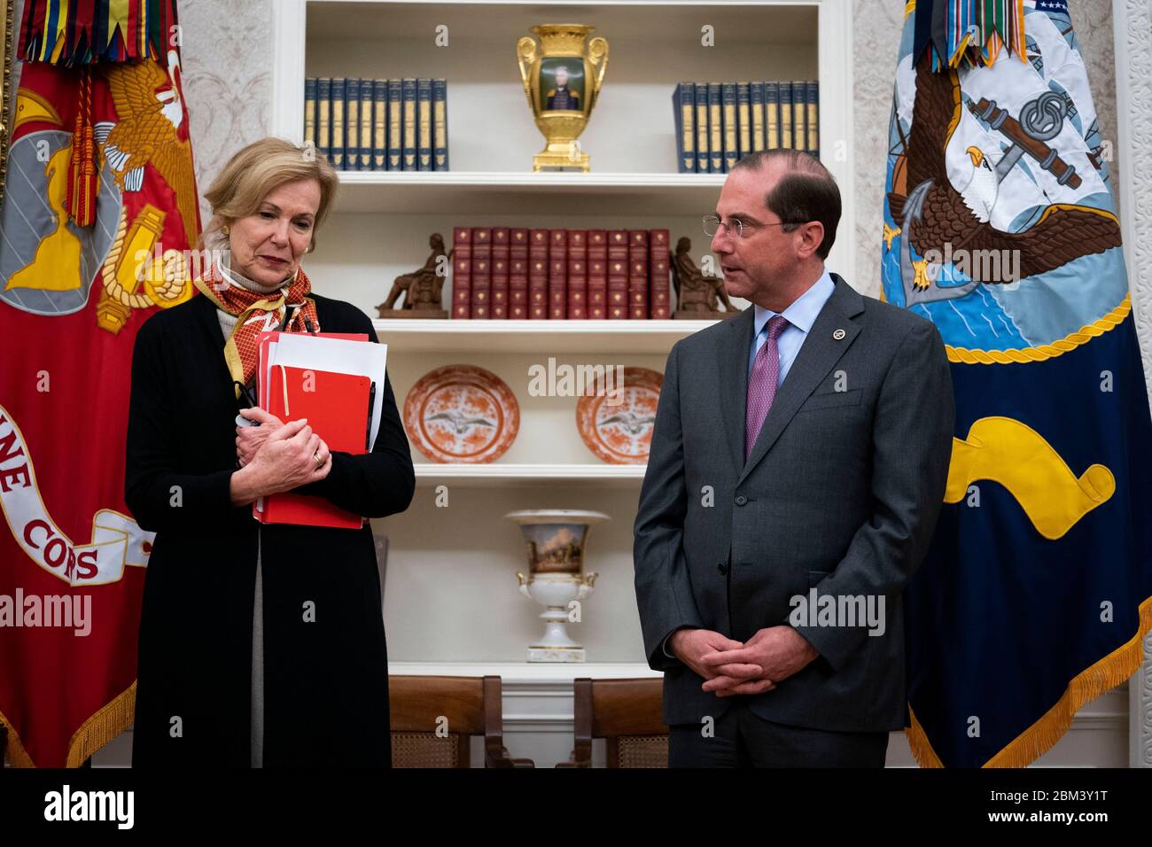 Dr. Deborah L. Birx, Koordinatorin für Coronavirus-Reaktionen im Weißen Haus, Der linke und der US-amerikanische Minister für Gesundheit und menschliche Dienste (HHS) Alex Azar sieht die Äußerungen von US-Präsident Donald J. Trump an, als er am Mittwoch, den 6. Mai 2020, eine Proklamation zu Ehren des National Nurses Day im Oval Office des Weißen Hauses in Washington, DC, unterzeichnet. Kredit: Doug Mills/Pool über CNP - Nutzung weltweit Stockfoto