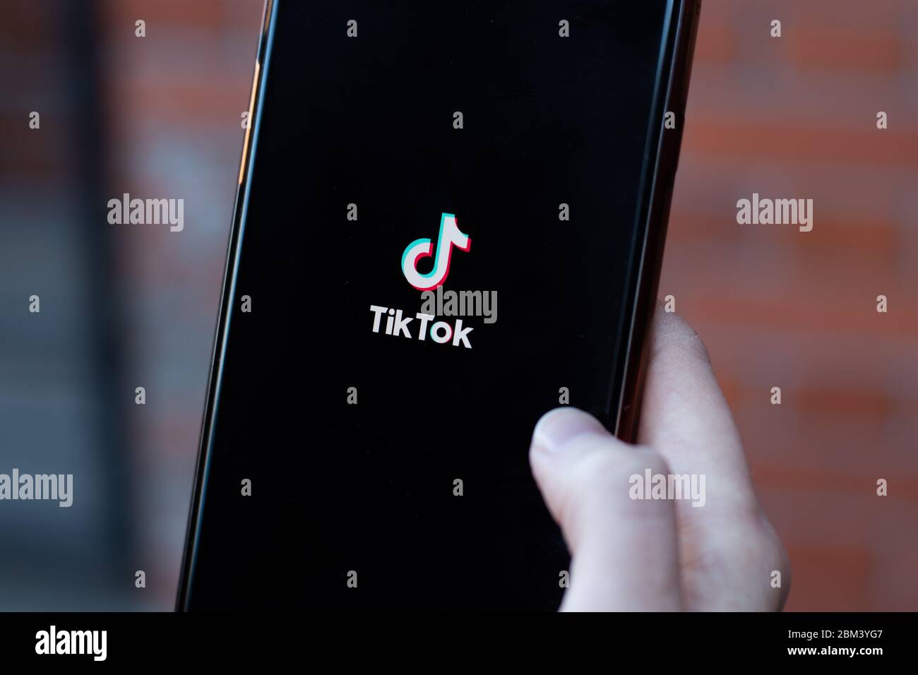New York, USA - 1. Mai 2020: TikTok App Logo Nahaufnahme auf dem Handy-Bildschirm, illustrative Editorial Stockfoto