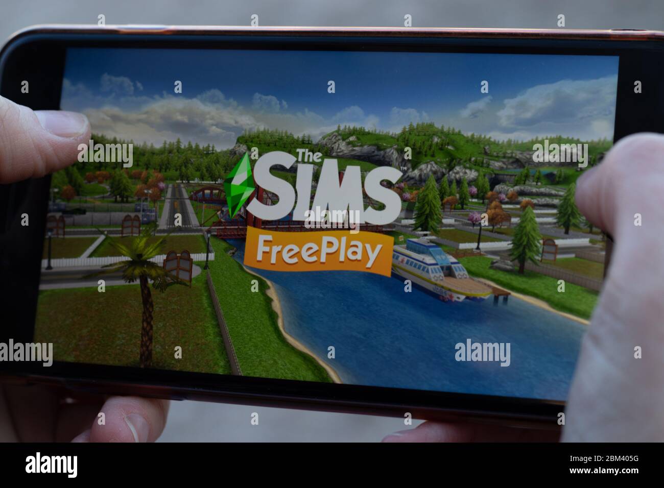 New York, USA - 1. Mai 2020: Sims FreePlay App-Logo Nahaufnahme auf dem Handy-Bildschirm, illustrative Editorial Stockfoto
