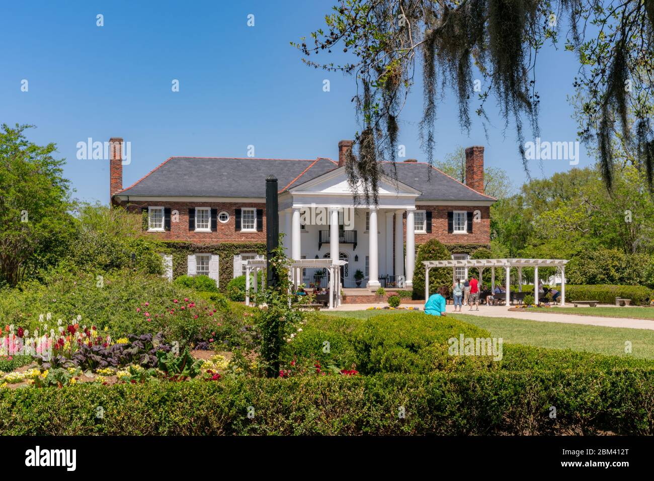 Boone Hall Plantation, gegründet 1681, in Mount Pleasant, South Carolina. Ein erhaltenes Herrenhaus, umgeben von lebhaften Gärten. Stockfoto