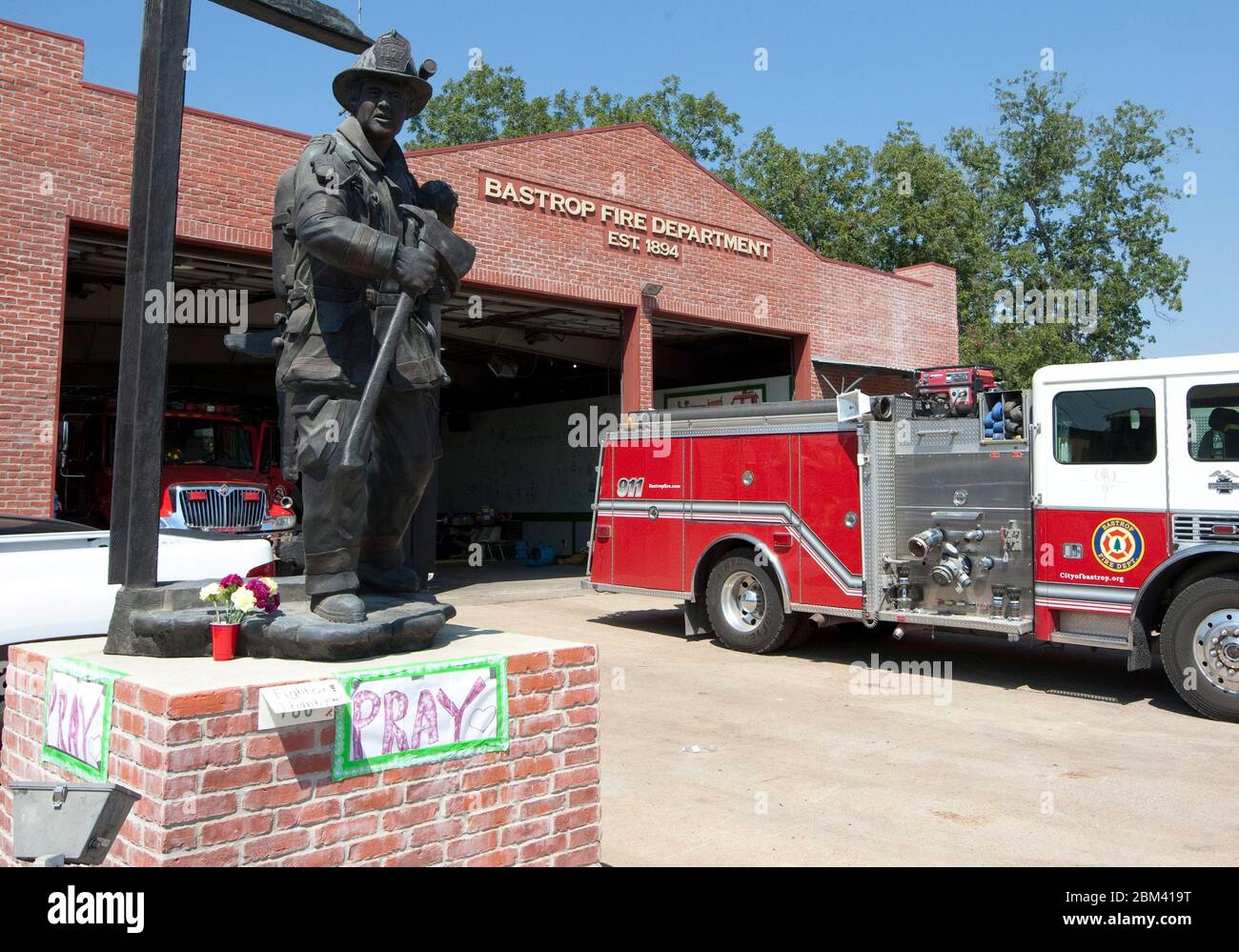 Bastrop Texas, USA, 7. September 2011: Die Bewohner zeigen ihre Wertschätzung für die Feuerwehr, indem sie handschriftliche Notizen mit der Aufschrift „Beten“ und einen Becher mit frischen Blumen am Eingang einer Feuerwehr hinterlassen. Ersthelfer bekämpfen seit mehreren Tagen Waldbrände in der Gegend. ©Marjorie Kamys Cotera/Daemmrich Photography Stockfoto