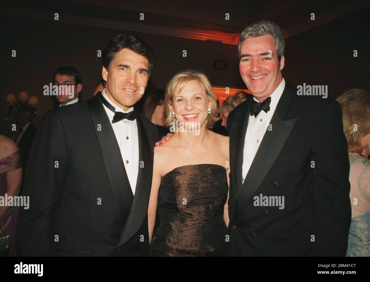 Austin, Texas, USA, 2004: Texas Governor Rick Perry (l) mit dem ehemaligen Stabschef Ray Sullivan (r) und seiner Ehefrau Leslie Sullivan im Jahr 2004. ©Bob Daemmrich Stockfoto