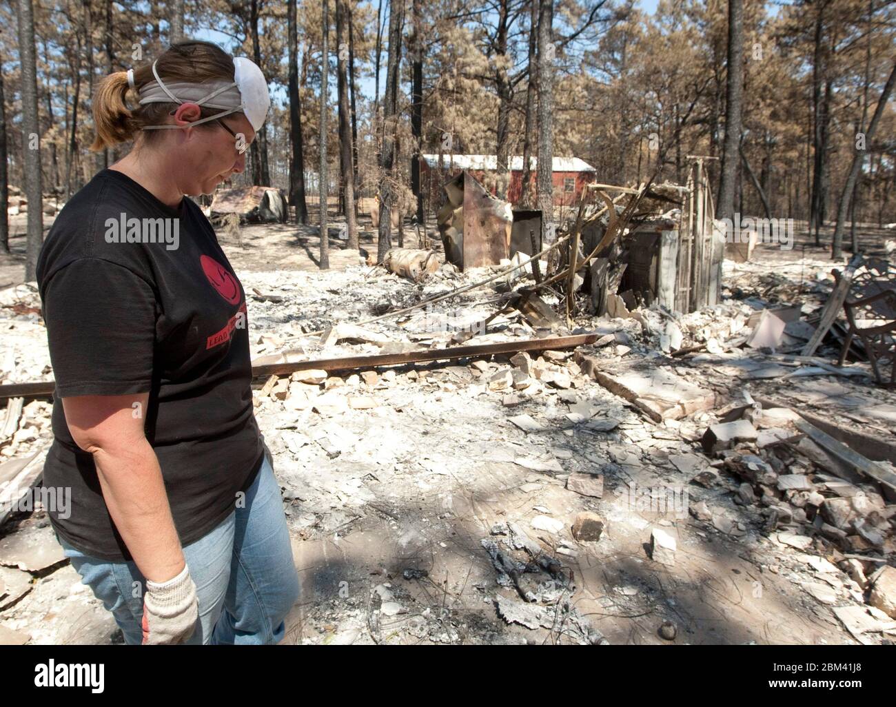 Bastrop Texas, USA, September 2011: Familien durchkämmen beschädigte Häuser, nachdem massive Waldbrände durch bewaldete Viertel gefegt und Anfang September mehr als 1400 Häuser in der Gegend verbrannt hatten. ©Marjorie Kamys Cotera/Daemmrich Photography Stockfoto