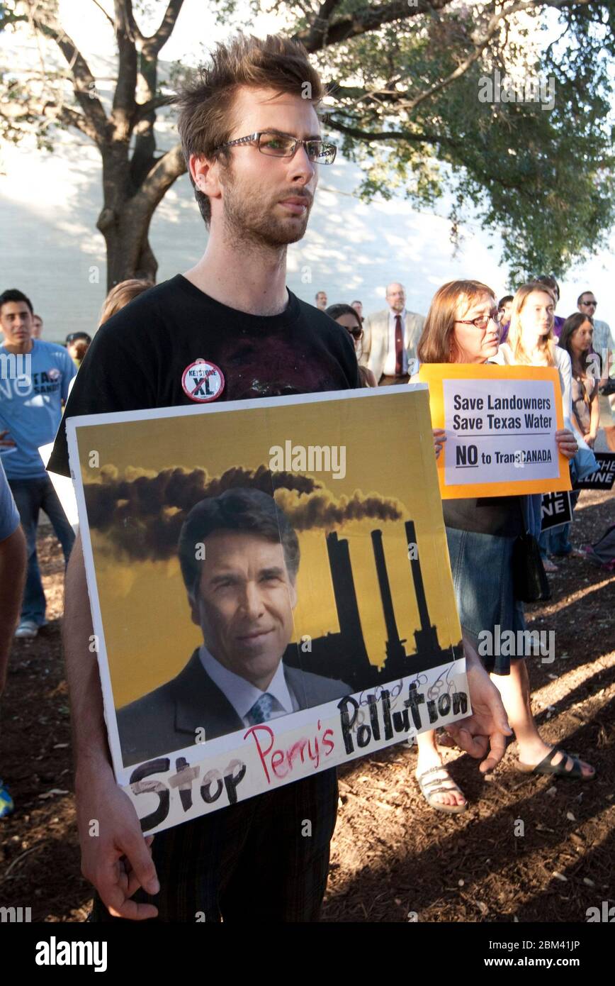 Austin, Texas, USA, 28. September 2011: Umweltschützer versammeln sich auf dem Campus der University of Texas gegen die vorgeschlagene Keystone XL Teersand-Pipeline von Kanada nach Texas. Das US-Außenministerium hielt den ganzen Tag lang Anhörungen auf dem Campus der UT ab. ©Marjorie Kamys Cotera/Daemmrich Photography Stockfoto