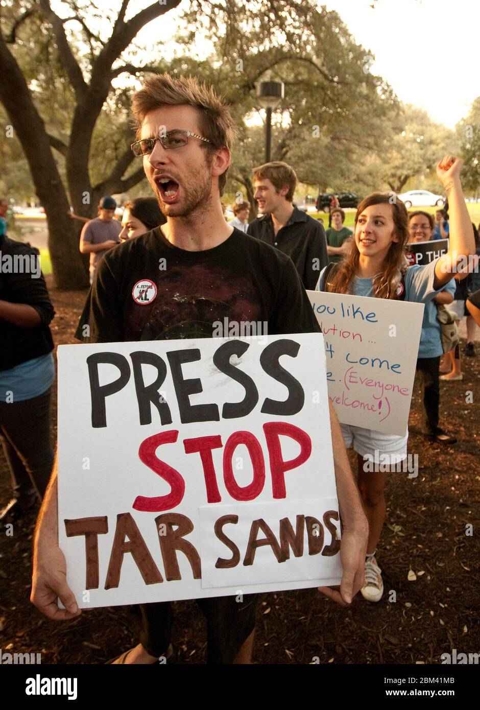 Austin, Texas, USA, 28. September 2011: Umweltschützer versammeln sich auf dem Campus der University of Texas gegen die vorgeschlagene Keystone XL Teersand-Pipeline von Kanada nach Texas. Das US-Außenministerium hielt den ganzen Tag lang Anhörungen auf dem Campus der UT ab. ©Marjorie Kamys Cotera/Daemmrich Photography Stockfoto