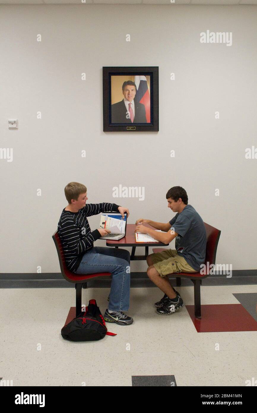 Paint Creek, Texas, USA, 22. September 2011: Ein Porträt des texanischen Gouverneurs Rick Perry hängt in der Highschool in Perrys Heimatstadt bei Abilene auf dem Flur vor dem Gymnasium. Perry, der für die Präsidentschaftskandidatur der Republikaner kandidiert, ist in den 1950er und 1960er Jahren in der Region aufgewachsen. ©Bob Daemmrich Stockfoto