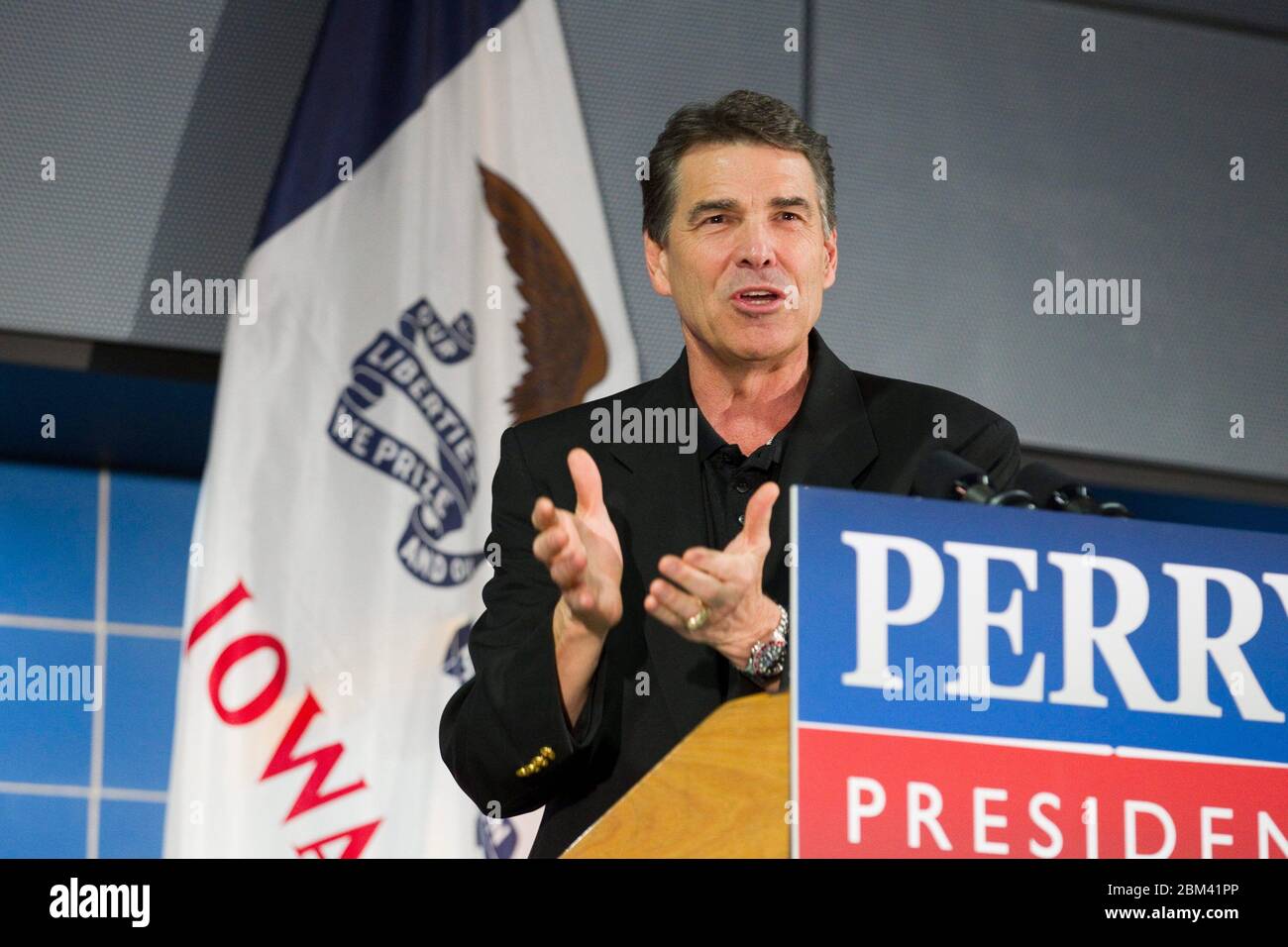 Tiffin, Iowa, USA, 7. Oktober 2011: Rick Perry, Gouverneur und Kandidat für die Präsidentschaftsnominierung der Republikaner von Texas, kämpft beim Herbstbarbecue der Republikaner von Johnson County auf seinem vierten Wahlkampf im Bundesstaat. ©Bob Daemmrich Stockfoto