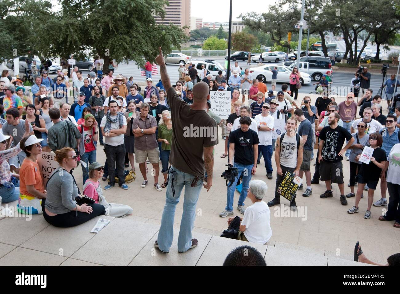 Austin, Texas, USA, 6. Oktober 2011: Eine kleine Menge Demonstranten hört einem Redner bei einer Demonstration in Occupy Austin im Rathaus zu. Occupy Austin ist ein Ableger der Occupy Wall Street, einem anhaltenden Protest, der die Rolle von Großunternehmen in der aktuellen Finanzkrise anprangert. ©Marjorie Kamys Cotera/Daemmrich Photography Stockfoto