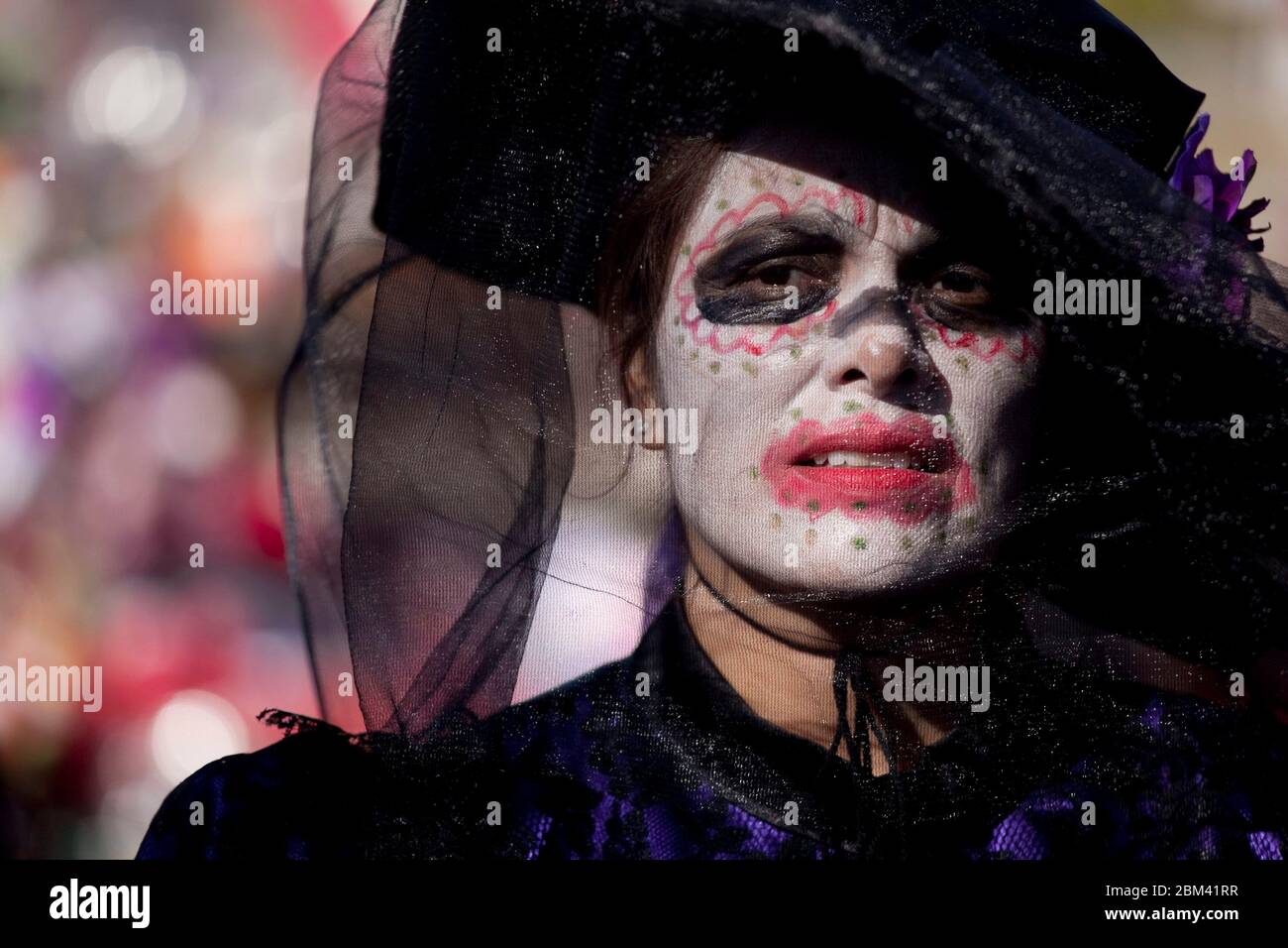 Kyle, Texas, USA, November 2011: Eine makabre Frau besucht die jährliche „Day of the Dead“- oder Dia de Los Muertos-Feier südlich von Austin. Day of the Dead ist ein mexikanischer Nationalfeiertag, der in ganz Mexiko gefeiert wird und sich auf Zusammenkünfte von Familie und Freunden konzentriert, um für eine Erinnerung an verstorbene Lieben zu beten. ©Bob Daemmrich Stockfoto