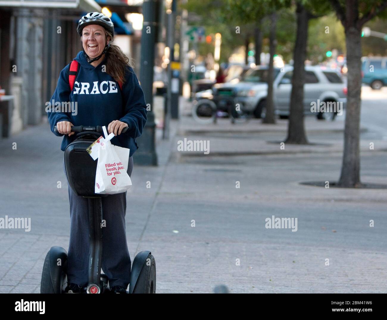 Austin Texas, USA, Oktober 2011: Glückliche weiße Frau mit Schutzhelm fährt auf einem Segway auf einem Bürgersteig in der Innenstadt. © Marjorie Kamys Cotera/Daemmrich Photography Stockfoto