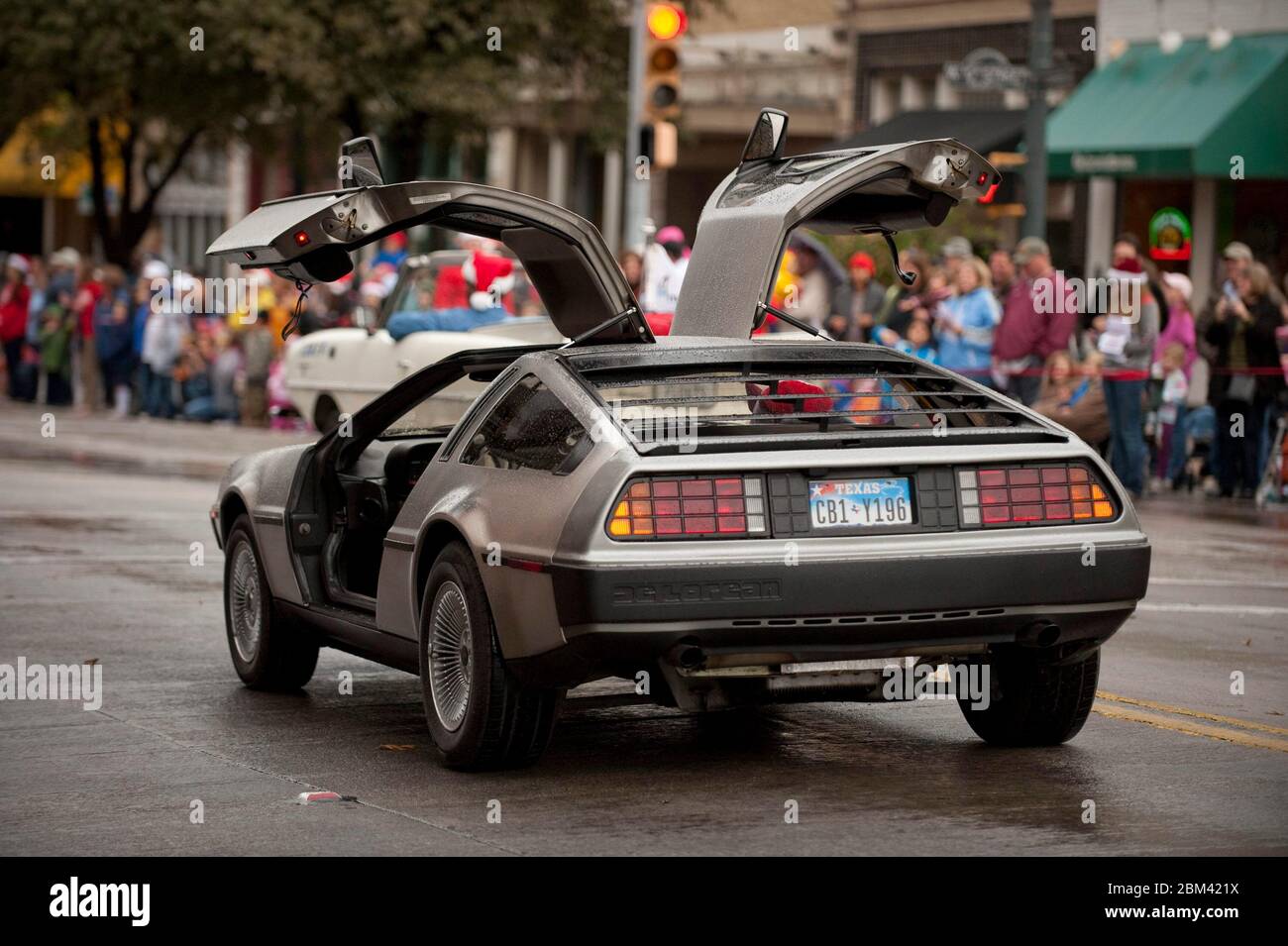 Austin Texas, USA, November 26 2011: Ein DeLorean-Automobil mit unverwechselbaren Flügeltüren fährt die Congress Avenue entlang während der jährlichen Parade „Children Giving to Children“, bei der Kinder Spielzeuge mitbringen, um bedürftige Familien an Feiertagen zu versorgen. ©Bob Daemmrich Stockfoto