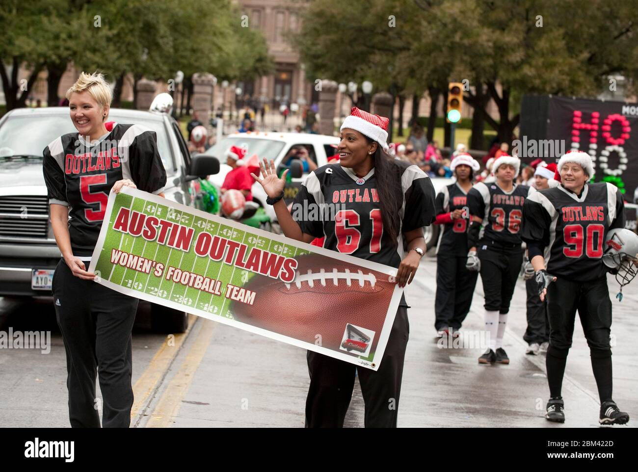 Austin, Texas, USA, November 26. 2011: Mitglieder der Profifußballmannschaft Austin Outlaws marschieren bei der jährlichen Parade „Children Giving to Children“ in der Innenstadt, bei der Kinder Spielzeuge mitbringen, um sie an bedürftige Familien zu verteilen. ©Bob Daemmrich Stockfoto