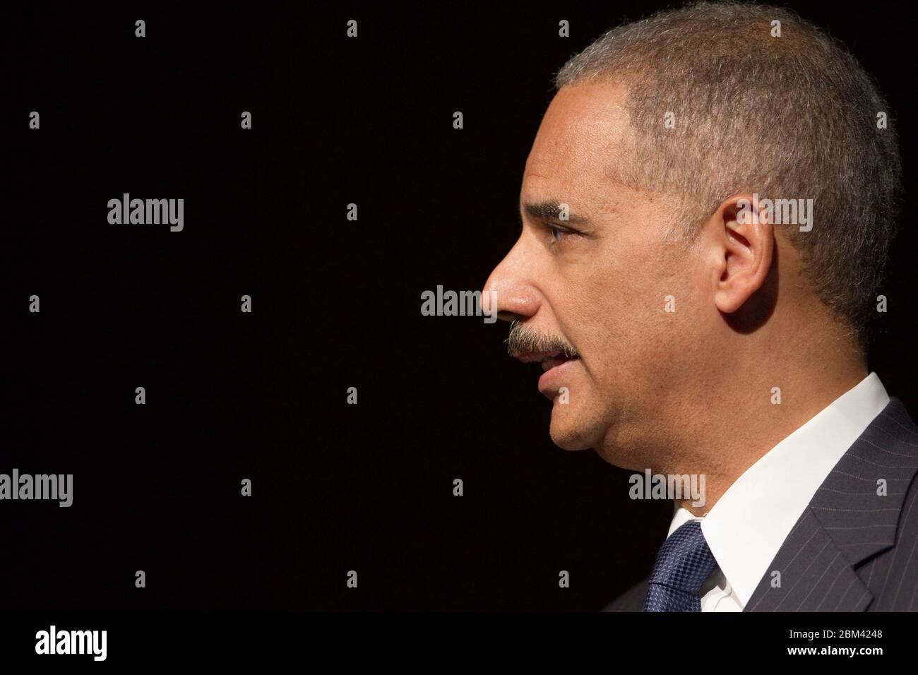 Austin, Texas, USA, 13. Dezember 2011: Eric Holder, Generalstaatsanwalt der Vereinigten Staaten, erläutert in einer Rede in der LBJ-Bibliothek die Bemühungen der Obama-Administration, die Bestimmungen des Voting Rights Act einzuhalten. Holder sagte, das Justizministerium werde bei der Überprüfung von Gesetzen aggressiv vorgehen, von denen Bürgerrechtsverteidiger sagen, dass sie die Wahlbeteiligung unterdrücken werden. ©Bob Daemmrich Stockfoto