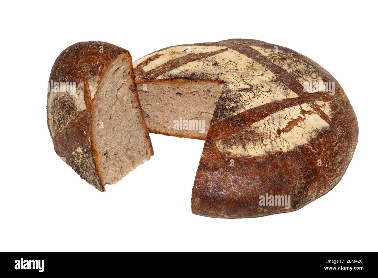 Ein großer runder Laib Michebrot aus Amys Bread, New York, mit einem geschnittenen Viertel, das isoliert auf weißem Hintergrund geschnitten wurde. Ausschnitt. Stockfoto