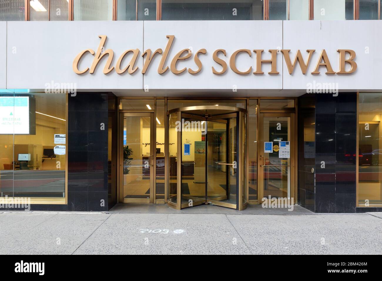 Charles Schwab, 60 E 42. St, New York, NYC Schaufensterfoto eines Finanzberaters und einer Einzelhandelspokerung in Midtown Manhattan. Stockfoto