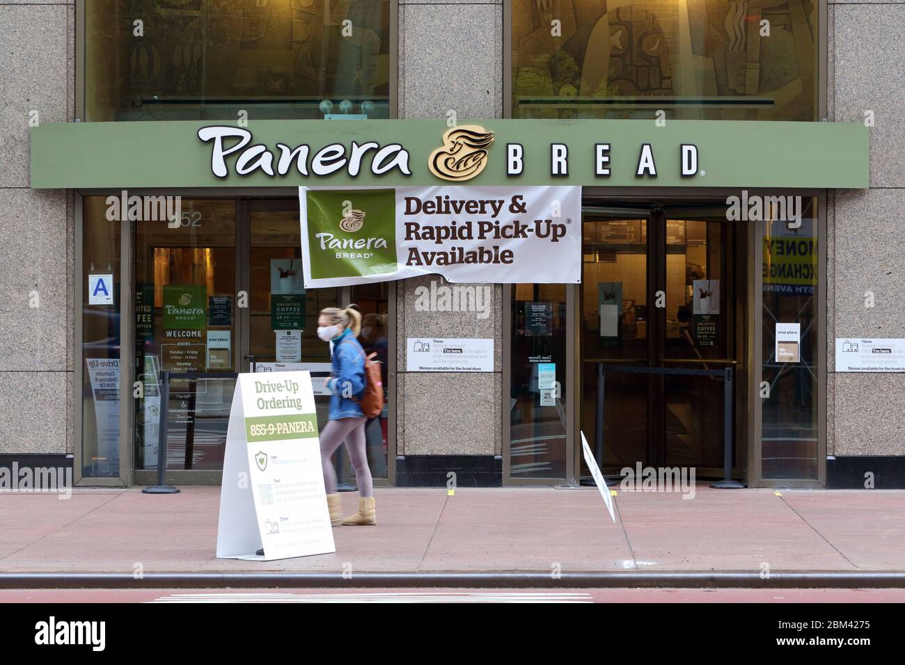 Ein Panera Brot in New York mit Beschilderung angekündigt, es ist offen für Abholung und Lieferung (aber nicht Take-out) während der Coronavirus COVID-19 Krise. Stockfoto