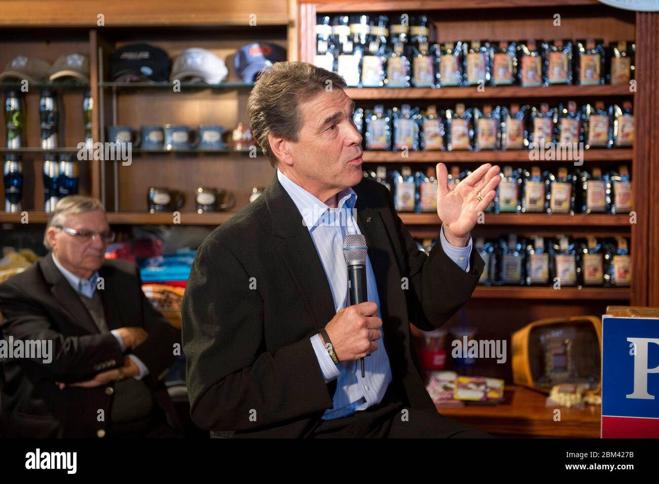 Pella, Iowa, USA, 26. Dezember 2011: Texas Gov. Rick Perry, ein Kandidat für die republikanische Präsidentschaftsnominierung, gibt bei einem Treffen im Smokey Row Coffee Shop mit den Wählern von Iowa Caucus einen letzten Schub. Perry hofft, seinen Wahlkampf wiederbeleben zu können, nachdem er seit Oktober in den meisten Umfragen stetig zurückgegangen ist. ©Bob Daemmrich Stockfoto
