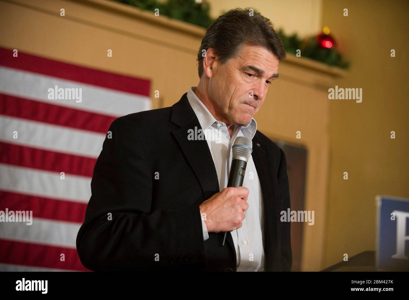 Creston, Iowa, USA, 27. Dezember 2011: Texas Gov. Rick Perry, ein Kandidat für die republikanische Präsidentschaftsnominierung, gibt bei einem Vortrag im Adam's Street Espresso-Laden mit den Wählern von Iowa Caucus einen letzten Schub. Perry hofft, seine Wahlkampfzahlen mit einem Schwung durch das ländliche Iowa vor den Vorwahlen nächste Woche wiederzubeleben. ©Bob Daemmrich Stockfoto