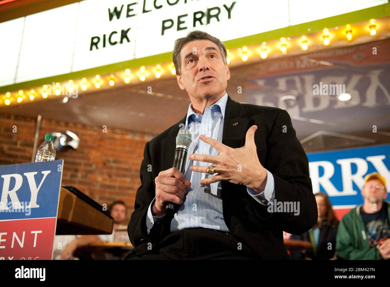 Oskaloosa, Iowa, USA, 26. Dezember 2011: Texas Gov. Rick Perry, ein Kandidat für die republikanische Präsidentschaftsnominierung, gibt bei einem Rathaustreffen im Smokey Row Coffee Shop mit den Wählern von Iowa Caucus einen letzten Schub. Perry hofft, seinen Wahlkampf wiederbeleben zu können, nachdem er in den meisten Umfragen stetig zurückgegangen ist, da seine Bemühungen, ein Spitzenkandidat in der republikanischen Vorwahl zu bleiben, durch mehrere Gaffes entgleist wurden. ©Bob Daemmrich Stockfoto