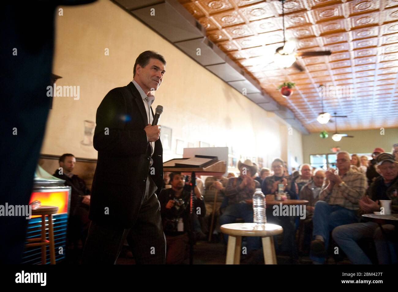 Creston, Iowa, USA, 27. Dezember 2011: Texas Gov. Rick Perry, ein Kandidat für die republikanische Präsidentschaftsnominierung, gibt bei einem Vortrag im Adam's Street Espresso-Laden mit den Wählern von Iowa Caucus einen letzten Schub. Perry hofft, seine Wahlkampfzahlen mit einem Schwung durch das ländliche Iowa vor den Vorwahlen nächste Woche wiederzubeleben. ©Bob Daemmrich Stockfoto