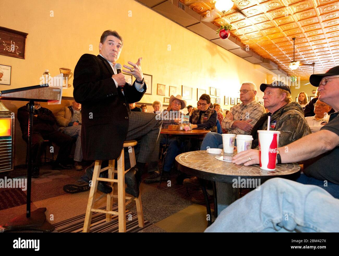 Creston, Iowa, USA, 27. Dezember 2011: Texas Gov. Rick Perry, ein Kandidat für die republikanische Präsidentschaftsnominierung, gibt bei einem Vortrag im Adam's Street Espresso-Laden mit den Wählern von Iowa Caucus einen letzten Schub. Perry hofft, seine Wahlkampfzahlen mit einem Schwung durch das ländliche Iowa vor den Vorwahlen nächste Woche wiederzubeleben. ©Bob Daemmrich Stockfoto