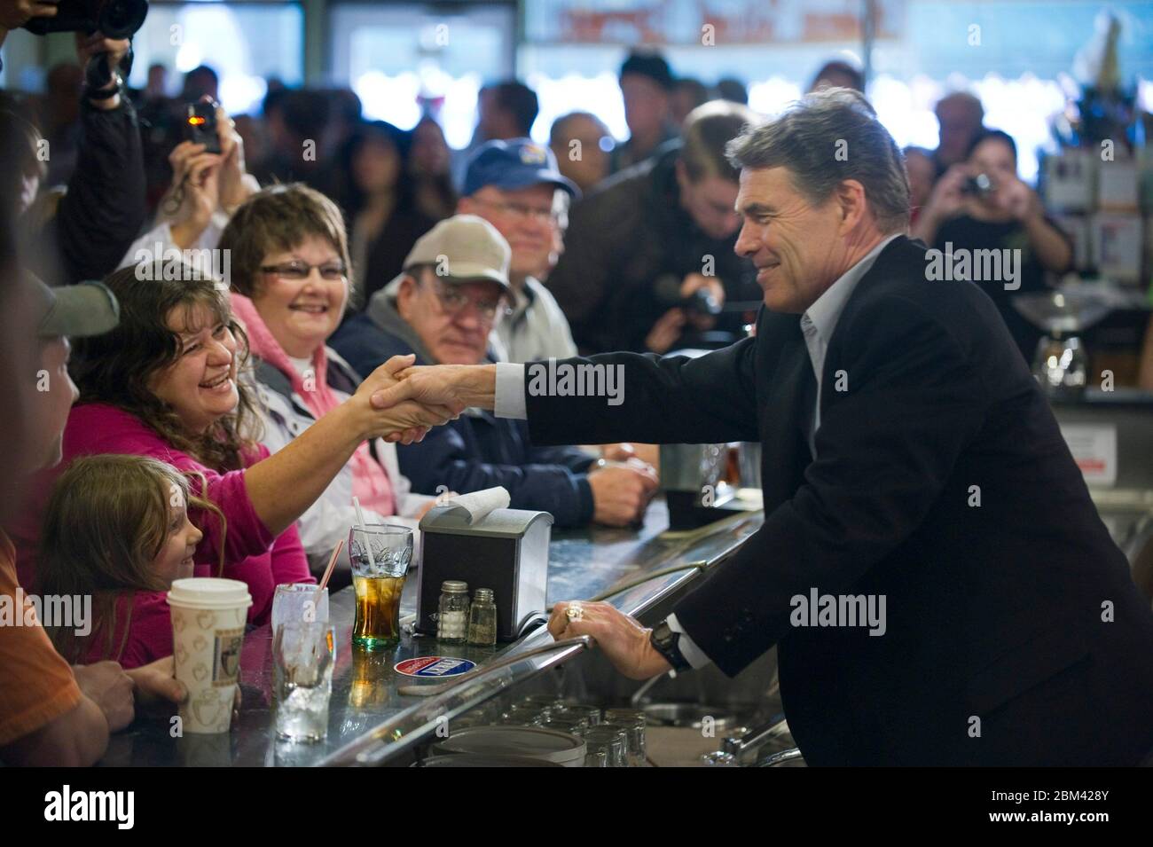 Creston, Iowa, USA, 27. Dezember 2011: Texas Gov. Rick Perry, ein Kandidat für die republikanische Präsidentschaftsnominierung, legt bei einem Wahlkampf im Adam's Street Espresso-Laden mit den Wählern von Iowa Caucus einen letzten Schub vor. Perry hofft, seine Wahlkampfzahlen mit einem Schwung durch das ländliche Iowa vor den Vorwahlen nächste Woche wiederzubeleben. ©Bob Daemmrich Stockfoto