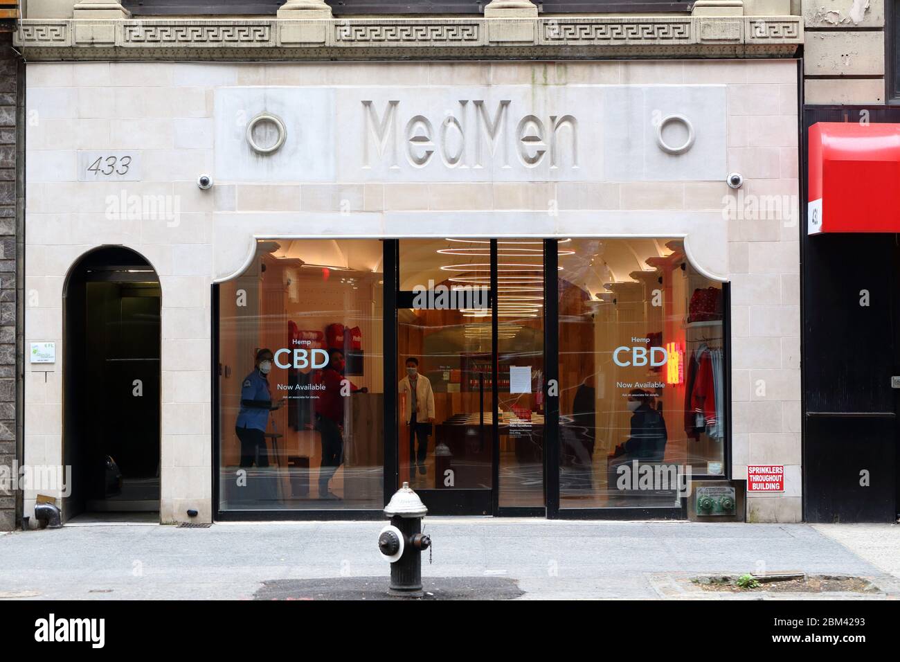 MedMen, 433 5. Ave, New York, NYC Schaufensterfoto eines Cannabisladens in Midtown Manhattan. Stockfoto