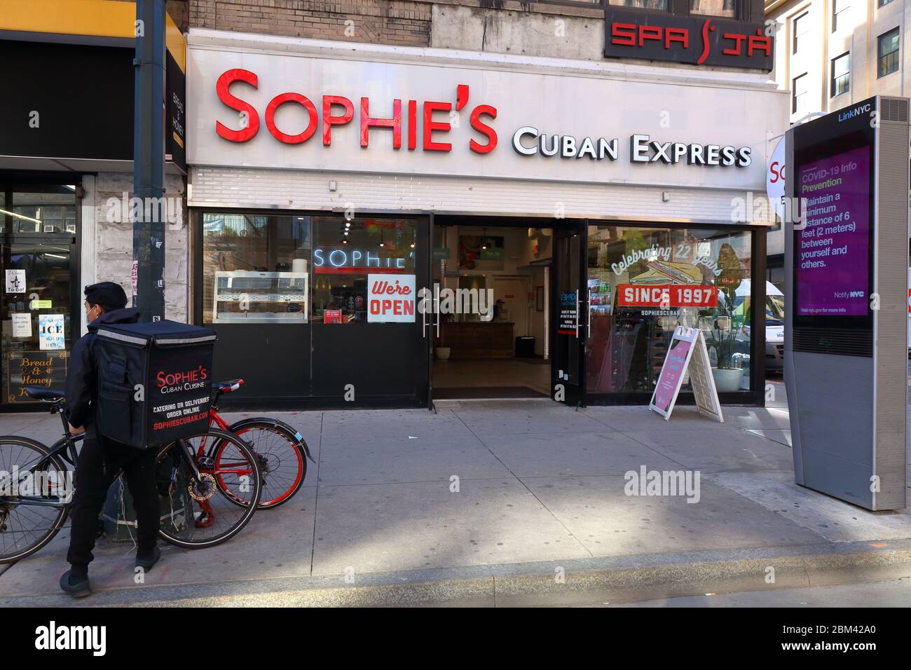 Ein Sophie's Cuban Express in New York, der während der COVID-19-Krise zum Mitnehmen und Abliefern geöffnet ist. Stockfoto