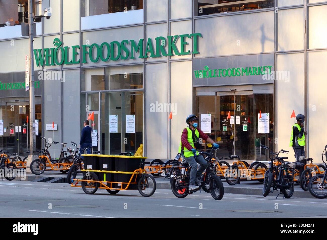 Lebensmittel Lieferung Fahrräder außerhalb Whole Foods Market Bryant Park in New York drehte dunklen Supermarkt online zu erfüllen... WEITERE INFORMATIONEN FINDEN SIE UNTER „VOLLSTÄNDIGE BILDUNTERSCHRIFT“ Stockfoto