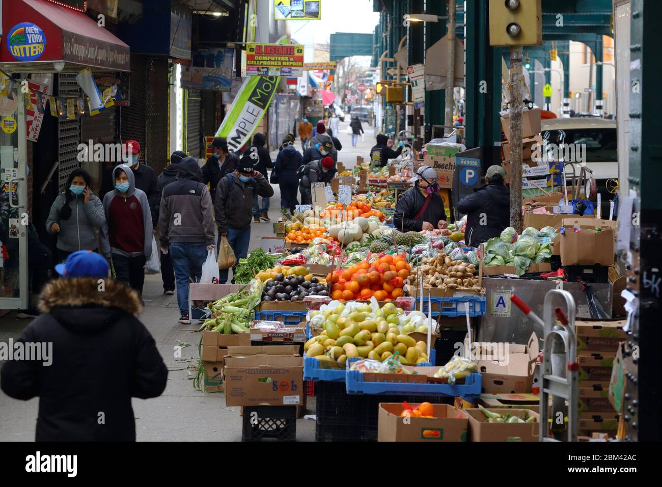 Menschen, die Gesichtsmasken tragen in Corona, Queens, einem der am härtesten betroffenen Viertel des Coronavirus COVID-19... WEITERE INFORMATIONEN FINDEN SIE UNTER „VOLLSTÄNDIGE BILDUNTERSCHRIFT“ Stockfoto