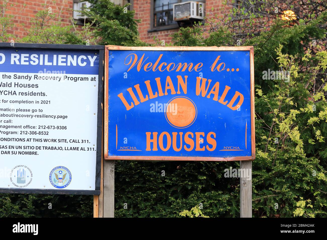 Beschilderung für die New York City Housing Authority Lillian Wald Houses in Manhattans Lower East Side Stockfoto