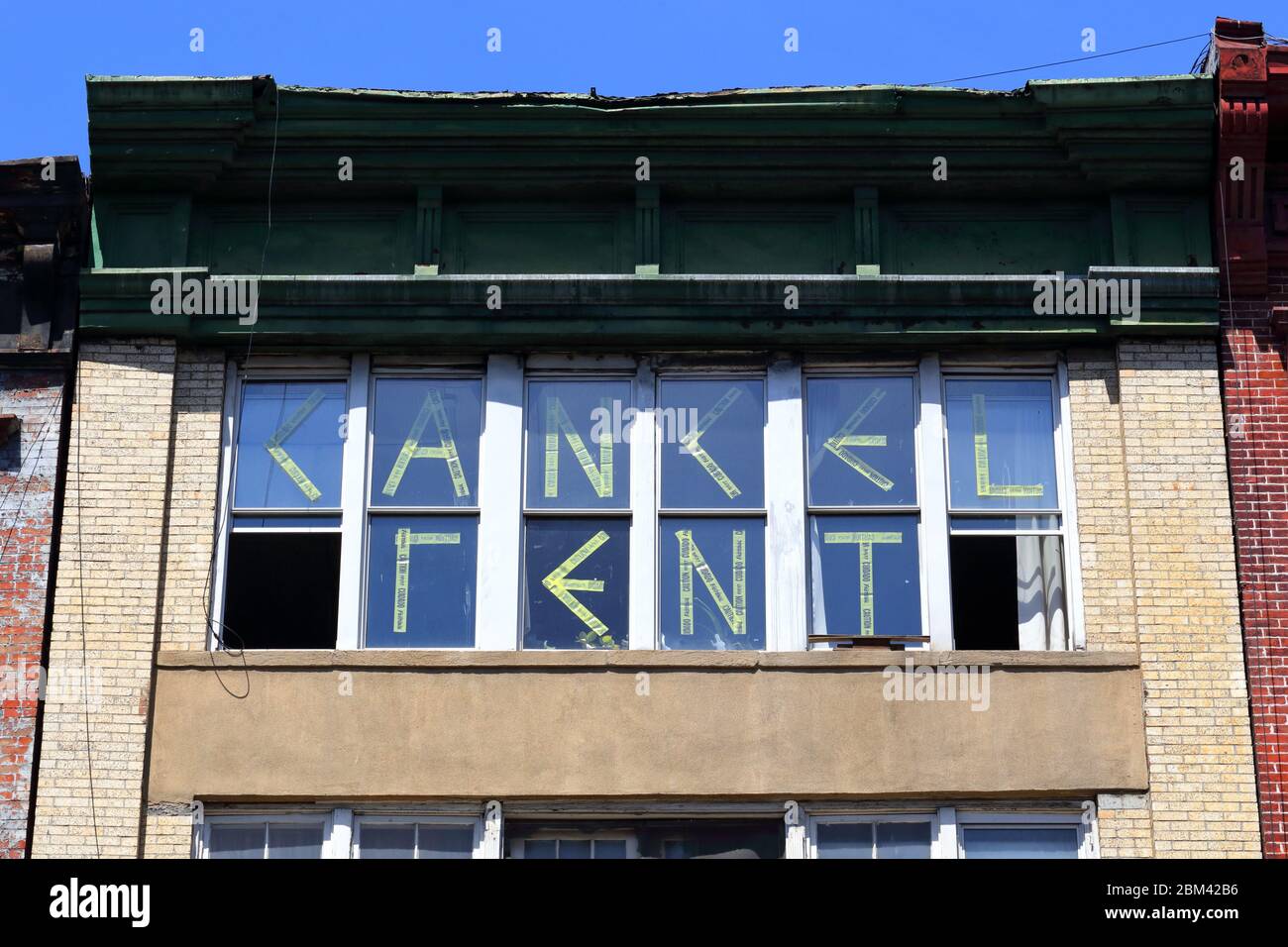 Ein Fenster mit dem Titel „Cancel Rent“ in einem Gebäude in der Lower East Side, New York. Entlassungen wegen des Coronavirus... WEITERE INFORMATIONEN FINDEN SIE UNTER „VOLLSTÄNDIGE BILDUNTERSCHRIFT“ Stockfoto