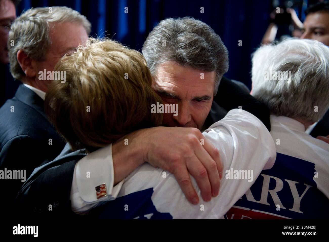 West des Moines, Iowa, USA, 3. Januar 2012: Rick Perry, texanischer Gouverneur und Kandidat für die republikanische Präsidentschaftswahl, umarmt einen Unterstützer, nachdem er angekündigt hat, dass er seine Kampagne vorübergehend aussetzt und nach Texas zurückkehrt, um die Zukunft zu beurteilen. Perry belegte den fünften Platz in der Präsidentschaftswahlumfrage der Iowa Caucuses. ©Bob Daemmrich Stockfoto