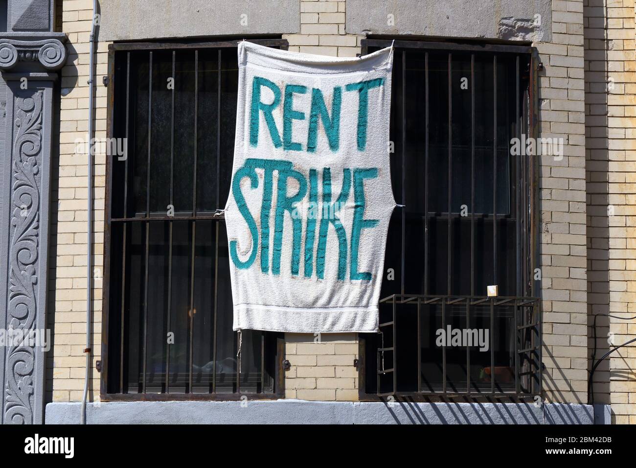 Vor einem Gebäude in Brooklyn, New York, war ein Banner mit dem Titel „Rent Strike“ eingehüllt. Entlassungen wegen des Coronavirus... WEITERE INFORMATIONEN FINDEN SIE UNTER „VOLLSTÄNDIGE BILDUNTERSCHRIFT“ Stockfoto