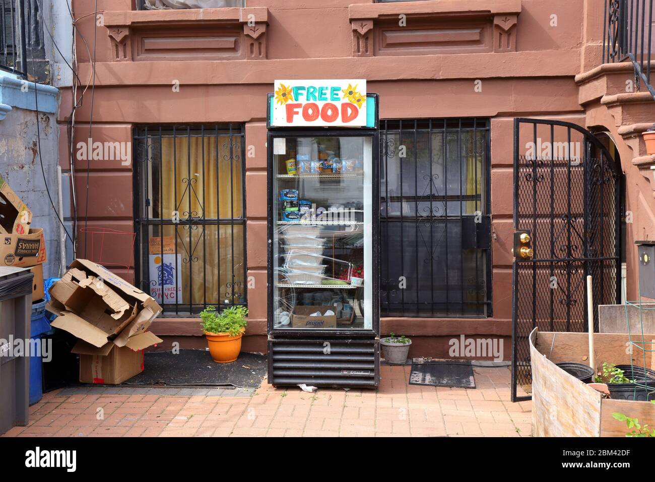 Ein Free Food Gemeinschaftskühlschrank vor einem Gebäude in Brooklyn, um den weniger glücklichen zu helfen. Stockfoto