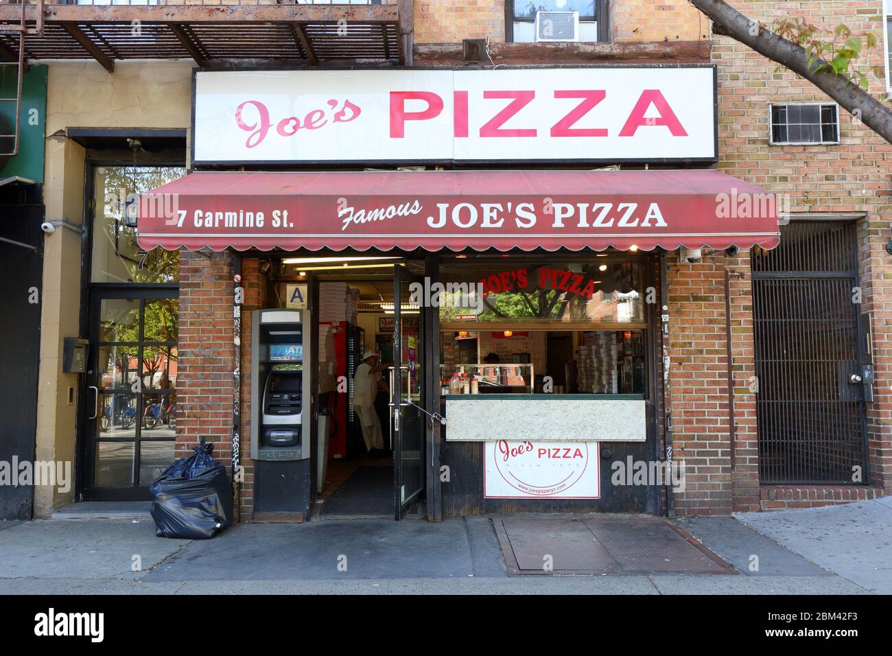Joe's Pizza, 7 Carmine Street, New York, NYC Foto von einem Pizzaladen im West Village-Viertel von Manhattan. Stockfoto