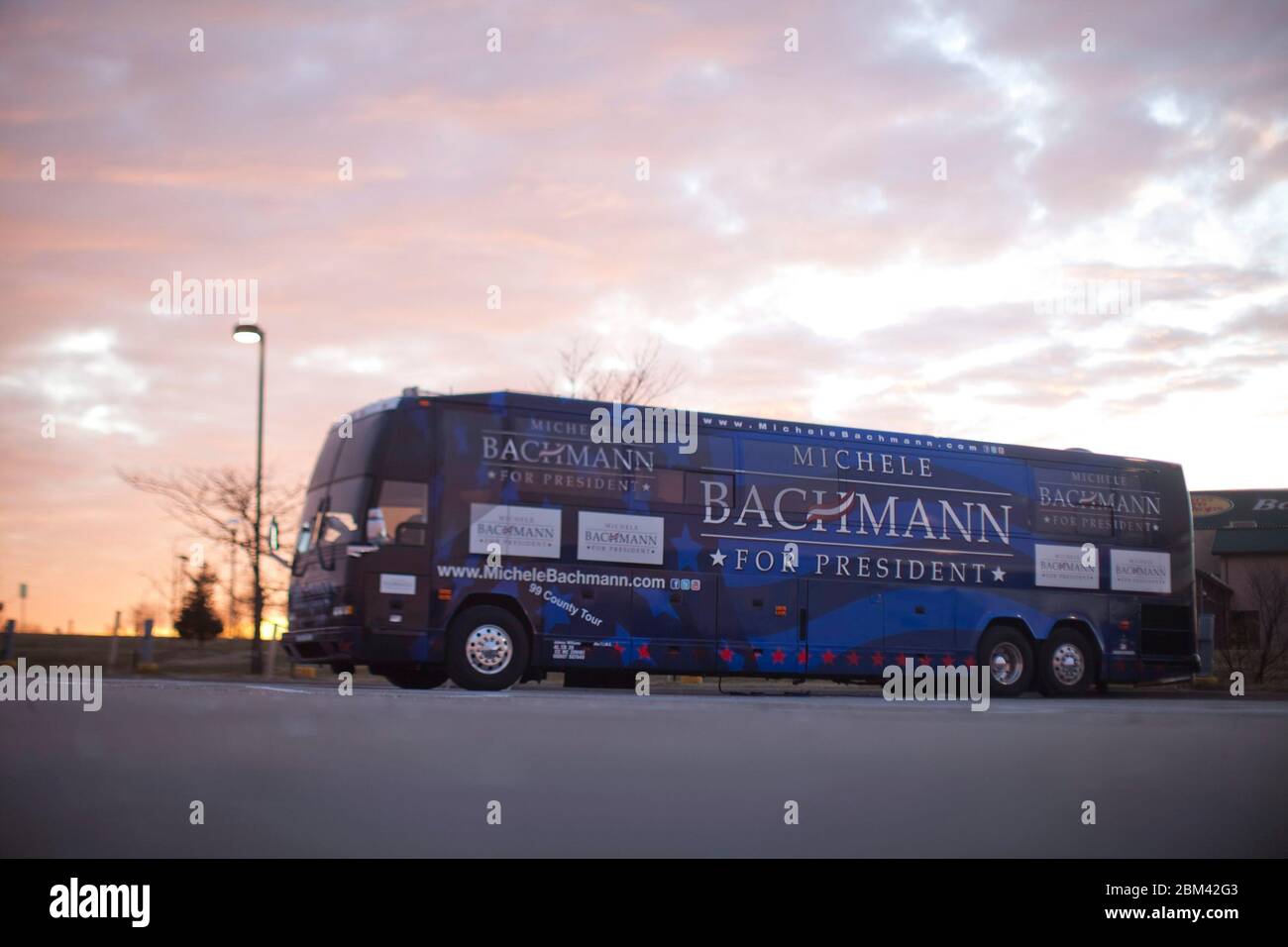 Iowa, USA, 26. Dezember 2011: Der Wahlkampfbus der USA Reporterin Michele Bachmann, die für die republikanische Präsidentschaftsnominierung kandidiert, sitzt bei Sonnenuntergang auf einem Hotelparkplatz, bevor sie ihren Wahlkampf durch alle 99 Bezirke Iowas wieder aufnimmt, bevor der erste am nächsten Dienstag in den US-Bundeskanzleien stattfindet. ©Bob Daemmrich Stockfoto