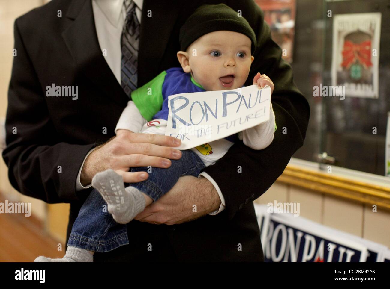 Le Mars Iowa USA, 30. Dezember 2011: Ein sehr junger Unterstützer des republikanischen Präsidenten, der Hoffnung auf den Präsidenten, Ron Paul und sein Vater, warten darauf, den Kandidaten bei einem Wahlkampf in Le Mars im Fernen Westen Iowas vor dem 3. Januar 2012 zu begrüßen. ©Bob Daemmrich Stockfoto