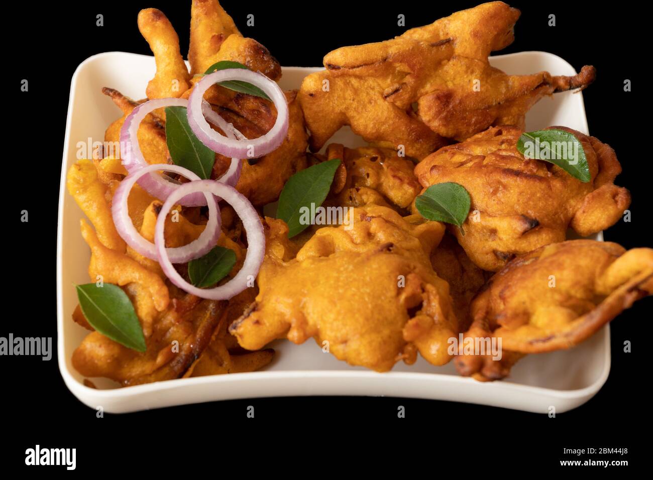 Zwiebel Pakora mit Chutney köstlichen indischen Snack in Teller Schüssel serviert. Stockfoto