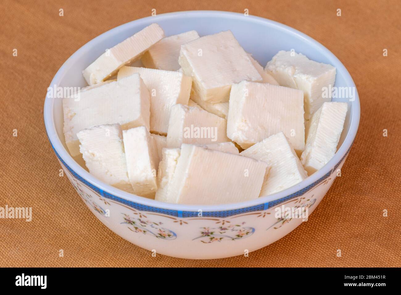 Paneer Hüttenkäse aus nächster Nähe, Scheiben Stücke von hausgemachten frischen weißen rohen Panner Käse. Stockfoto