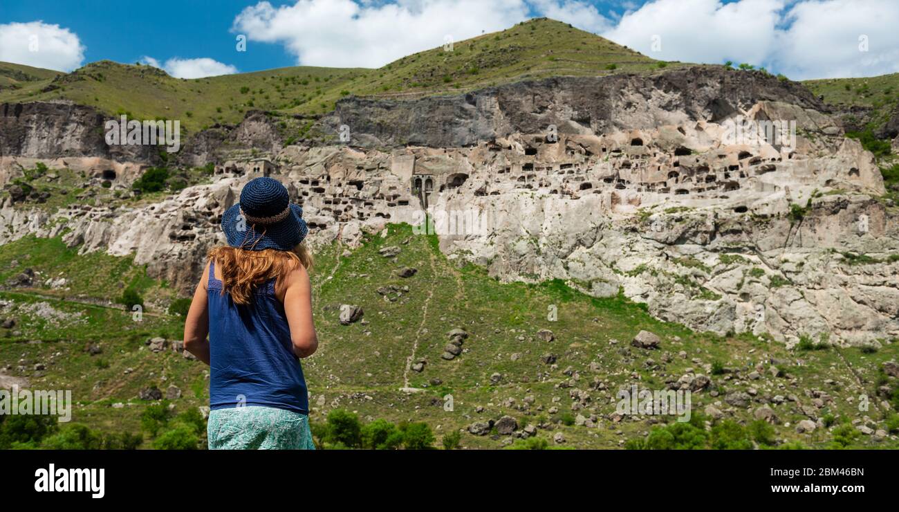 Touristen auf der Suche auf dem vardzia Höhle Kloster und antike Stadt in Felsen, eine der Hauptattraktionen in Georgien, UNESCO Stockfoto