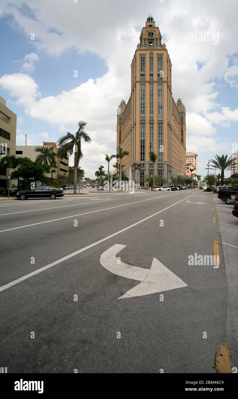 Biegen Sie links ab, und fahren Sie mit dem Pfeil nach Coral Gables, Miami, Florida, USA Stockfoto