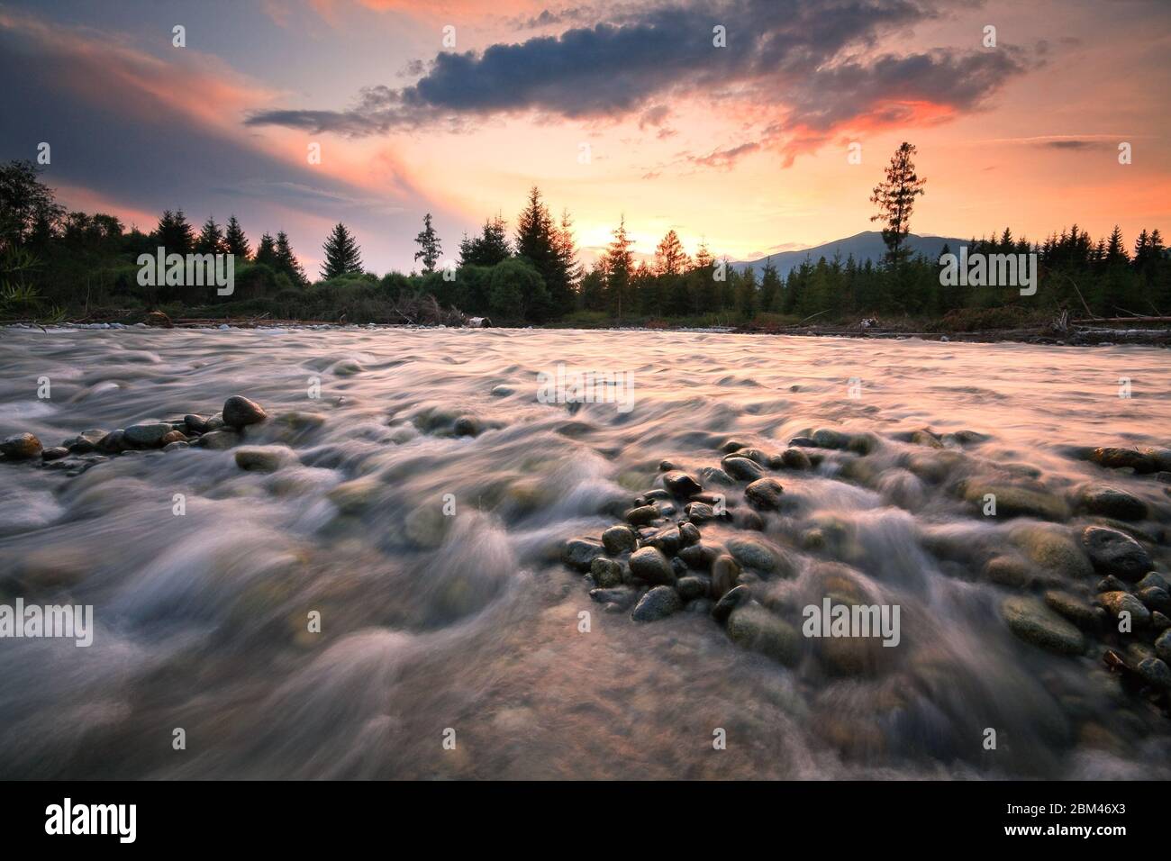 Fluss Bela an einem Sommerabend, Slowakei. Stockfoto