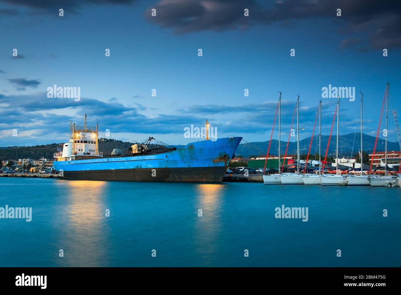 Schiff- und Segelboote im Hafen in Nafplio, Peloponnes, Griechenland. Stockfoto